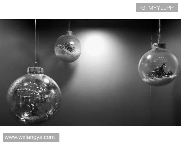 黑白光影下展现传奇绿茵巨星坚毅目光与不灭足球梦想