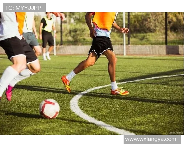 足球明星如何巧妙停高球:技巧解析与训练方法分享